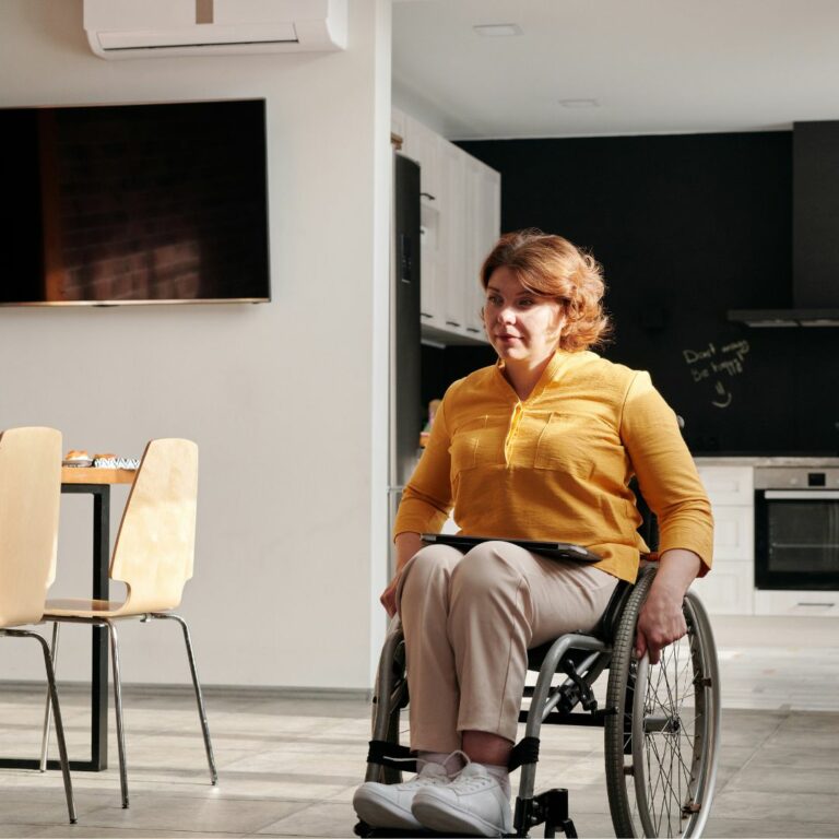 Un femme sur un fauteuil roulant dans une cuisine